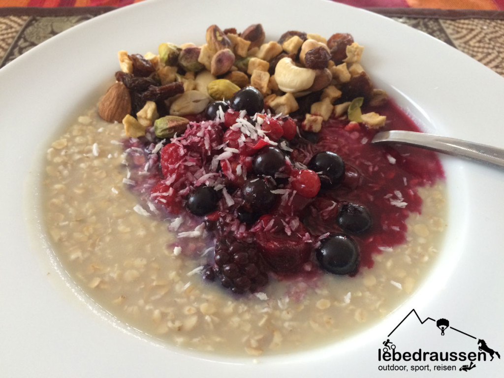 Frühstück mit Haferflocken, Beeren und nu3 Smart Food
