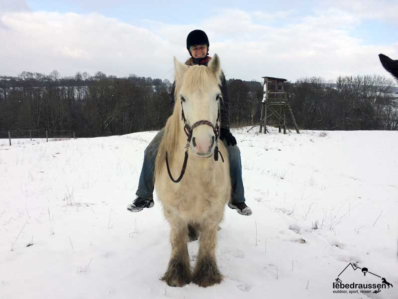 Bianca beim Ausritt im Winter