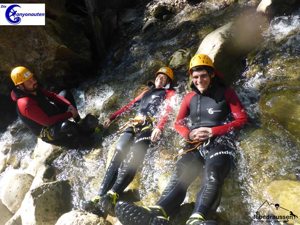 Abkühlung nach dem Aufstieg und vor der Canyoning Tour