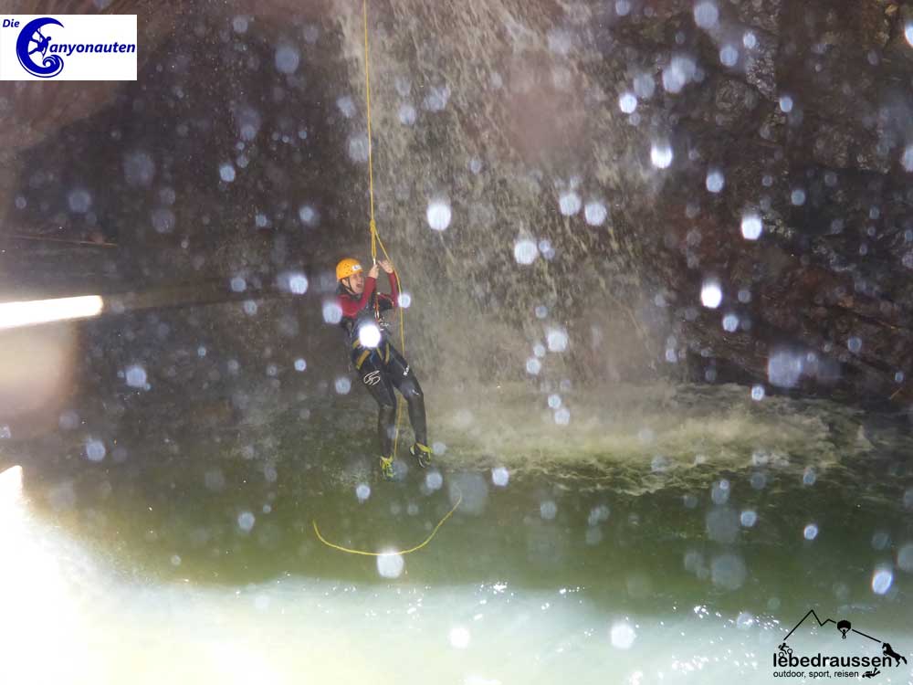 Ich schwebe den Wasserfall hinunter :D