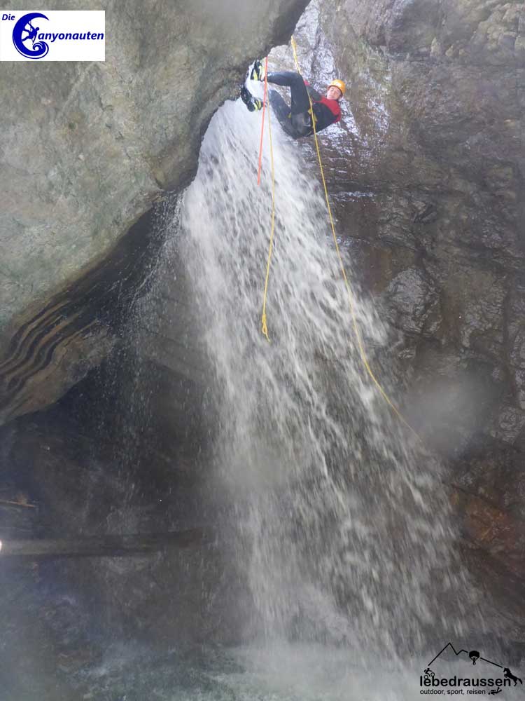 Canyoning: Abseilen am Wasserfall