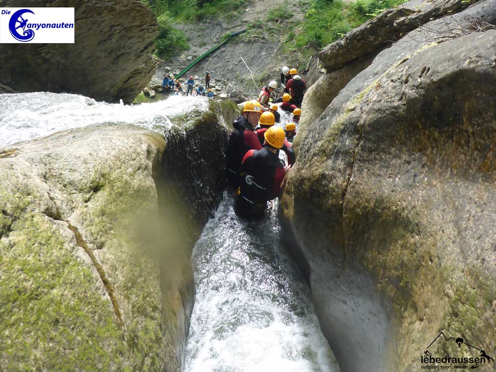 Versammlung vor der 11-Meter Felsenrutsche