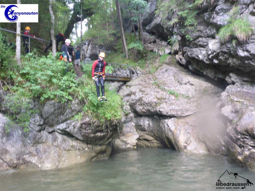 3 Meter Springen bei der Canyoning-Tour