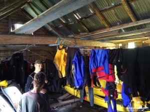 Kajaktour in Norwegen: im Bootshaus