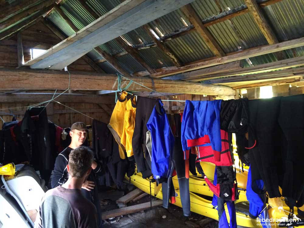 Kajaktour in Norwegen: im Bootshaus