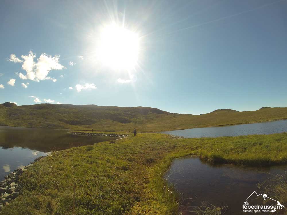 Wir wandern zwischen den Seen hindurch