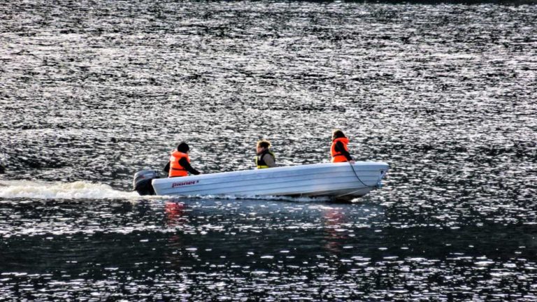 motorboot fahren frau