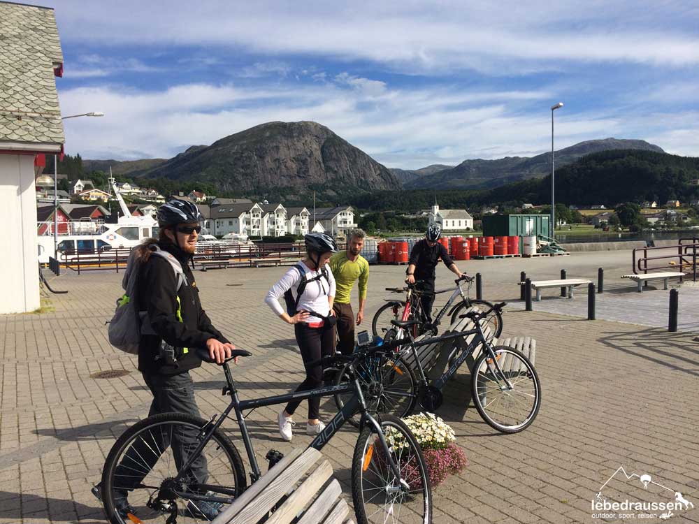 Mit den Bikes auf die Fähre warten