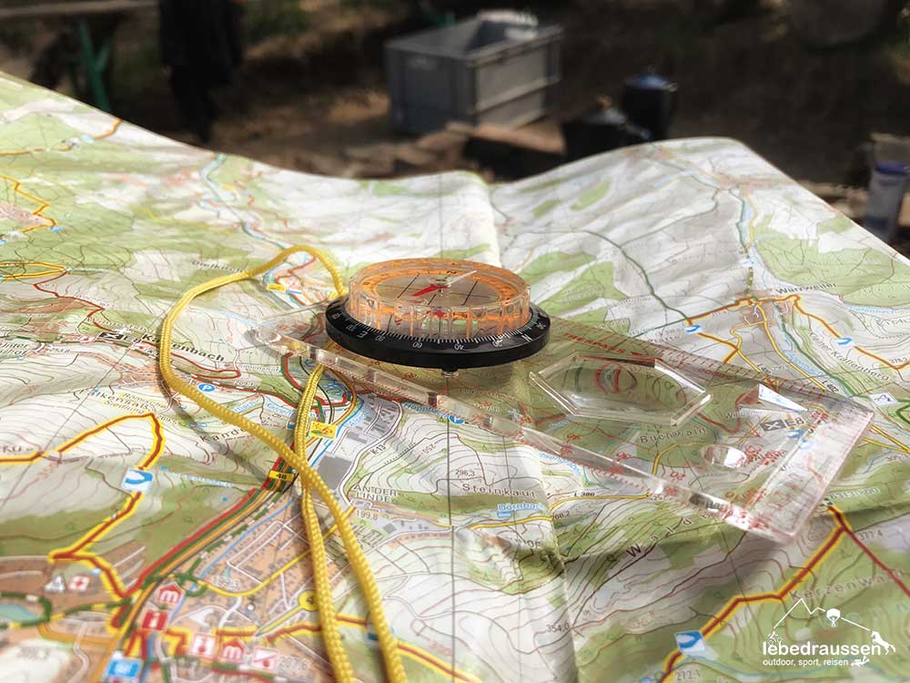 Navigieren mit Kompass und Karte