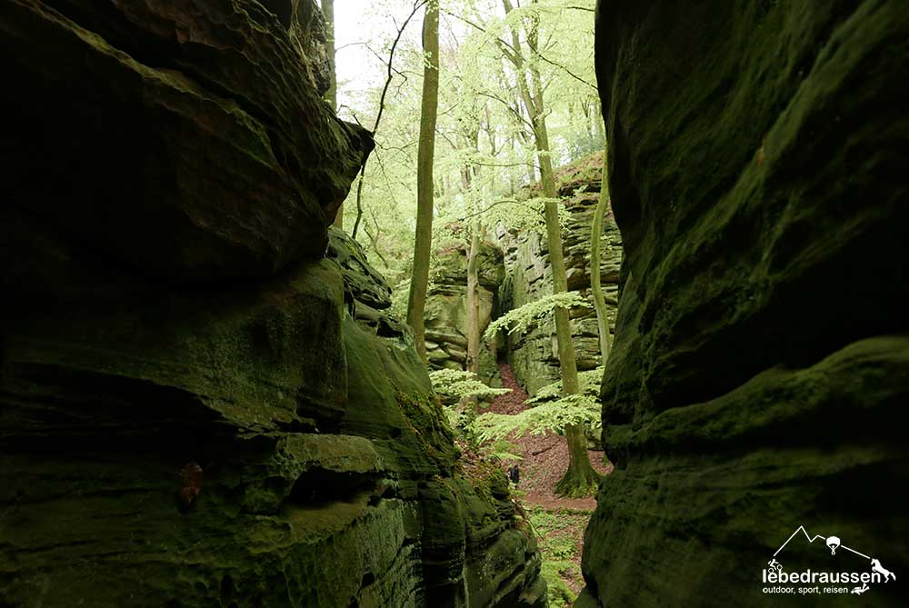 Enge Felsspalten auf dem Mullerthal Trail