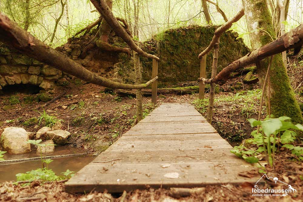Holzbrücke an einer Ruine