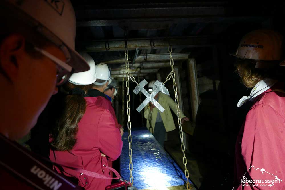 Der Pausenraum mit hängendem Tisch für die damaligen Arbeiter im Stollen