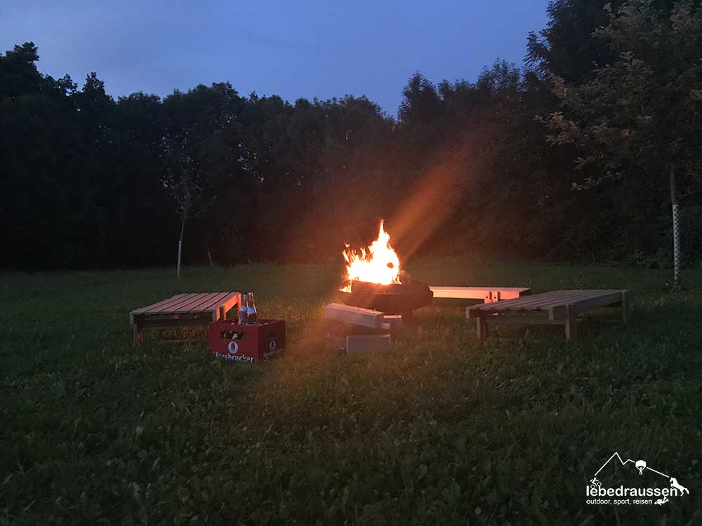 Lagerfeuer unter Sternenhimmel