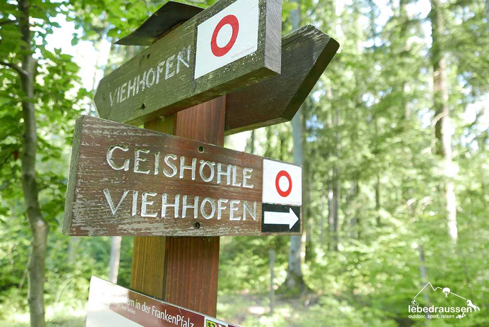 Schild zur Geislochhöhle