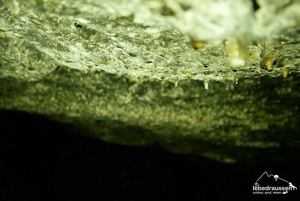 Wassertropfen in der Geislochhöhle