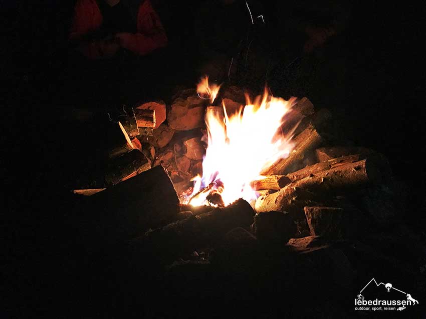 Lagerfeuer beim Zelten