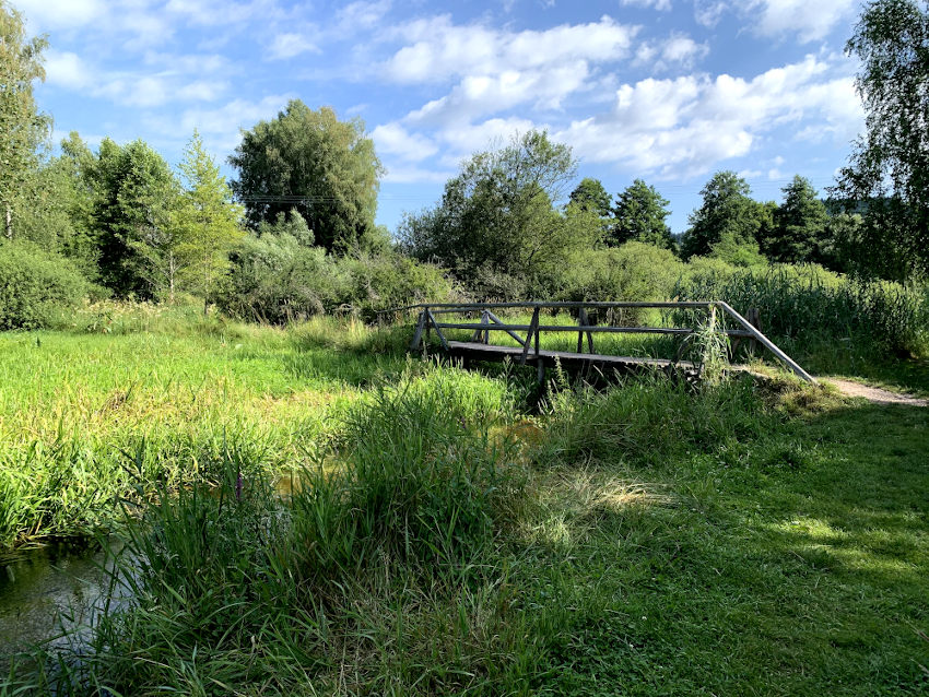 Gut ausgeschildeter Wanderweg am Wasser